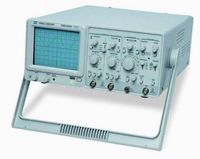 频宽 20 MHz, 双频道 ，高感度 1mV/DIV TV 分离同步 ，Z 轴输入功能 ，ALT 同步触发 ，Hold Off 功能 ，CH1 信号输出