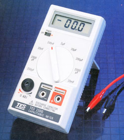 精確度 0.5%，過載保險絲保護，使用測棒或直接插入測試均可